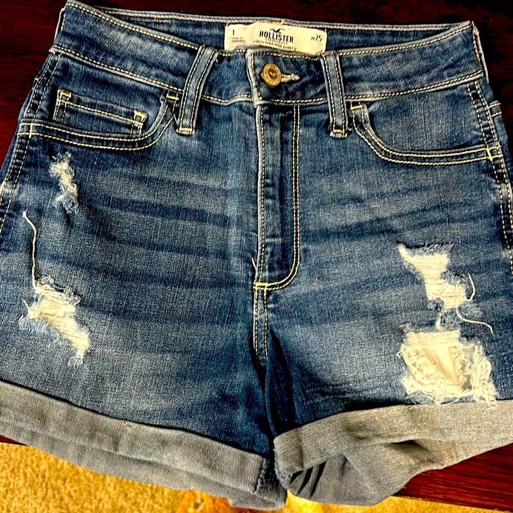 CURVY HIGH-RISE RIPPED MED WASH DENIM SHORTS 3"
